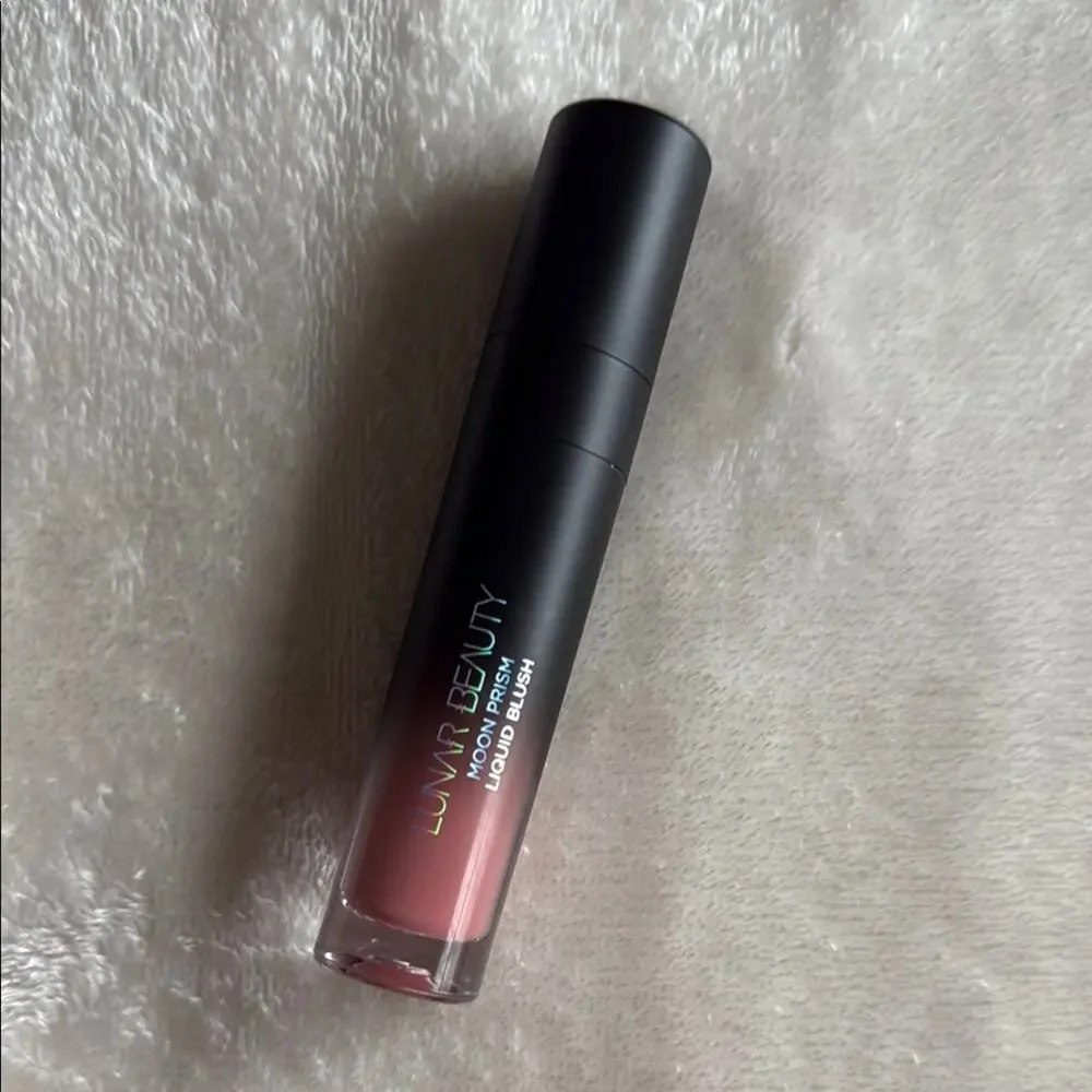 MOON PRISM LIQUID BLUSH — ROSE REINA 0.23 oz/ 6.5g light blush pink